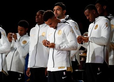 Warriors disfrutan de la última entrega de anillos de campeones en el Oracle Arena Warriors disfrutan de la última entrega de anillos de campeones en el Oracle Arena