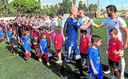 Carreño saluda a Cristian en los prolegómenos del Utrera-Puente Genil. Carreño saluda a Cristian en los prolegómenos del Utrera-Puente Genil.