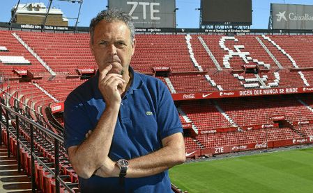 Caparrós posa para ESTADIO Deportivo durante su entrevista. Caparrós posa para ESTADIO Deportivo durante su entrevista.