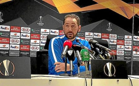 Machín, durante la rueda de prensa en Turquía. Machín, durante la rueda de prensa en Turquía.