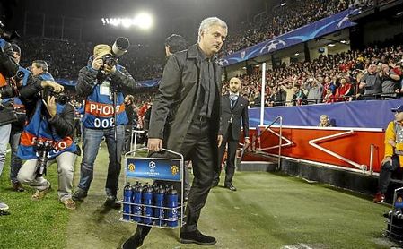 Mourinho, entrenador del Manchester United. Mourinho, entrenador del Manchester United.