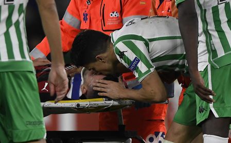 Bartra dio ánimo y besó a Musacchio antes de marcharse lesionado. Bartra dio ánimo y besó a Musacchio antes de marcharse lesionado.