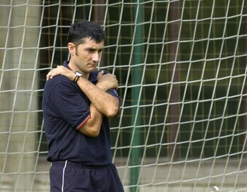 Con el "14" a la espalda debutó en octavos de final de la Recopa de Europa. Con el "14" a la espalda debutó en octavos de final de la Recopa de Europa.