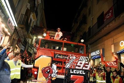 Marc Márquez: "Prefiero usar el tiempo firmando autógrafos que en el balcón" Marc Márquez: "Prefiero usar el tiempo firmando autógrafos que en el balcón"