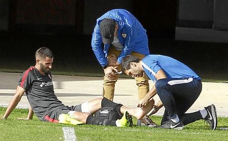 Gonalons, mientras era atendido por los médico del club en el entrenamiento de hoy. Gonalons, mientras era atendido por los médico del club en el entrenamiento de hoy.