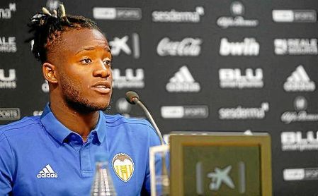 Batshuayi: "Mi salida del Valencia solo son rumores" Batshuayi: "Mi salida del Valencia solo son rumores"