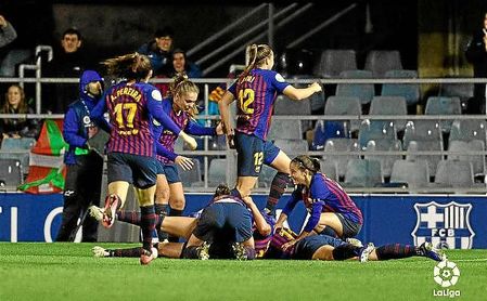 Las jugadores del Barcelona celebran el gol de Duggan en el descuento. Las jugadores del Barcelona celebran el gol de Duggan en el descuento.