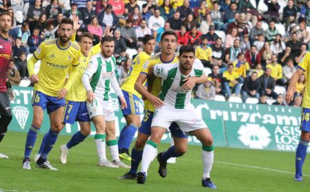 1-3. El Cádiz hunde al Córdoba en el último minuto 1-3. El Cádiz hunde al Córdoba en el último minuto