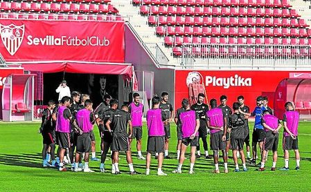Imagen de la plantilla del Sevilla en un entrenamiento. Imagen de la plantilla del Sevilla en un entrenamiento.