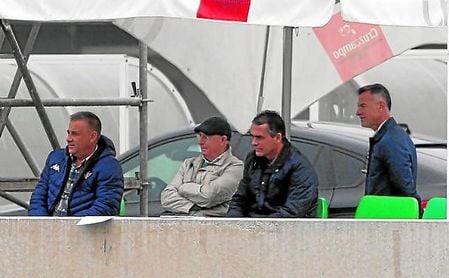Lorenzo Serra Ferrer, que acudió este domingo a ver el partido del filial, peina el mercado ya en busca de dos refuerzos para el primer equipo. Lorenzo Serra Ferrer, que acudió este domingo a ver el partido del filial, peina el mercado ya en busca de dos refuerzos para el primer equipo.