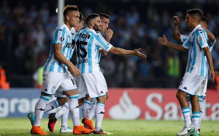 Bajo la sombra del Superclásico, Racing expone su liderato ante Banfield. Bajo la sombra del Superclásico, Racing expone su liderato ante Banfield.