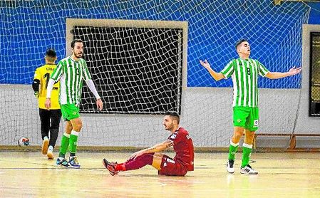 El bético Borja Blanco, con el dorsal ´3´, tras una jugada en Amate. El bético Borja Blanco, con el dorsal ´3´, tras una jugada en Amate.