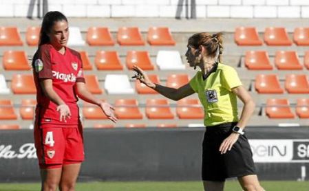 Elia María Martínez Martínez llama la atención a la sevillista Marta Carrasco. Elia María Martínez Martínez llama la atención a la sevillista Marta Carrasco.