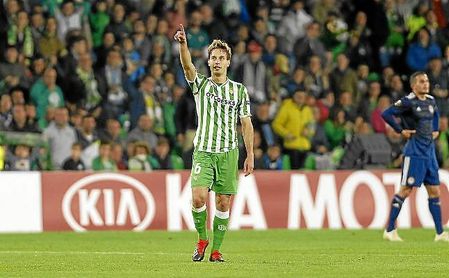 Canales celebra su gol señalando a la grada. Canales celebra su gol señalando a la grada.