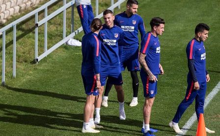 Giménez apunta al Alavés; Godín apura su puesta a punto Giménez apunta al Alavés; Godín apura su puesta a punto