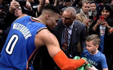 Los Raptors ganan el duelo a los Sixers; George y Westbrook viven una noche especial Los Raptors ganan el duelo a los Sixers; George y Westbrook viven una noche especial