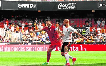 Iborra y Zaza pugnan en el único partido desde la 11/12 en el que el Sevilla logró puntuar allí. Iborra y Zaza pugnan en el único partido desde la 11/12 en el que el Sevilla logró puntuar allí.