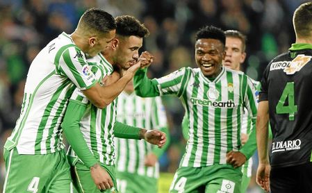 El Betis celebra el gol de Sanabria. El Betis celebra el gol de Sanabria.