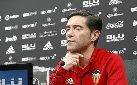 Marcelino cree que el Valencia se juega este sábado más que el Sevilla. Marcelino cree que el Valencia se juega este sábado más que el Sevilla.
