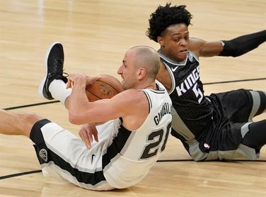 110-129. Fox, con un doble-doble, mantiene ganadores a los Kings 110-129. Fox, con un doble-doble, mantiene ganadores a los Kings