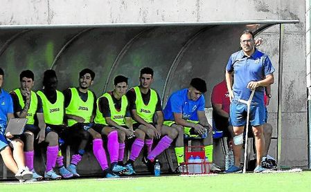 Raúl Carmona, técnico del conjunto rojiazul. Raúl Carmona, técnico del conjunto rojiazul.