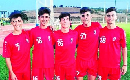 De izquierda a derecha, Nacho, Álvaro, Juanjo, Isaac y Jorge, los juveniles que se están entrenando habitualmente con la primera plantilla del Antoniano. De izquierda a derecha, Nacho, Álvaro, Juanjo, Isaac y Jorge, los juveniles que se están entrenando habitualmente con la primera plantilla del Antoniano.