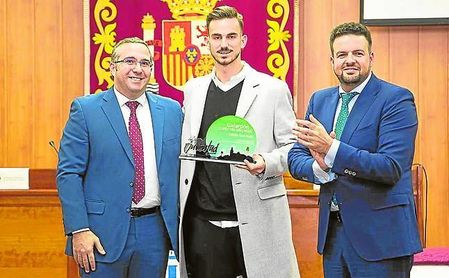 Fabián Ruiz al recoger el galardón Joven del Año 2018 en Los Palacios y Villafranca. Fabián Ruiz al recoger el galardón Joven del Año 2018 en Los Palacios y Villafranca.