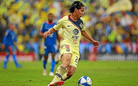Diego Lainez conduce el balón en un partido con el América. Diego Lainez conduce el balón en un partido con el América.