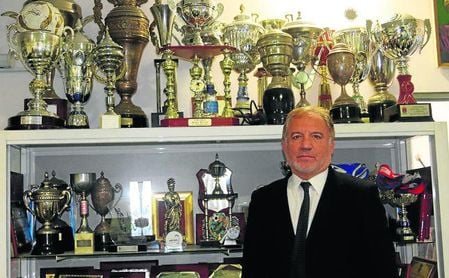 Federico Martínez Gámez, nuevo entrenador del Alcalá, posa en la sala de trofeos del club. Federico Martínez Gámez, nuevo entrenador del Alcalá, posa en la sala de trofeos del club.