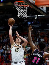 121-100. Otra noche estelar de Jokic con triple-doble da triunfo a Nuggets 121-100. Otra noche estelar de Jokic con triple-doble da triunfo a Nuggets
