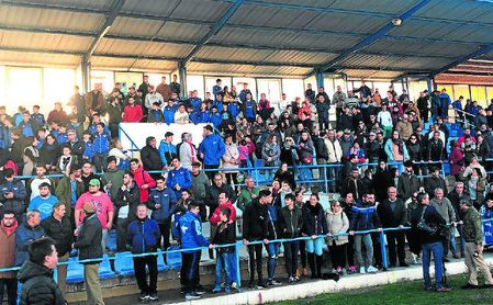 Los aficionados azulinos se agolparon ayer en el Estadio de San Pablo para defender la supervivencia de este histórico club. Los aficionados azulinos se agolparon ayer en el Estadio de San Pablo para defender la supervivencia de este histórico club.