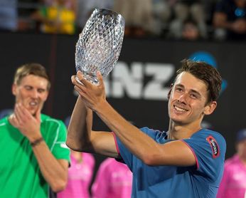De Miñaur consigue su primer título ATP tras vencer a Seppi en la final De Miñaur consigue su primer título ATP tras vencer a Seppi en la final