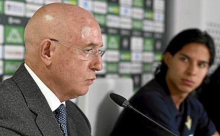 Serra, durante la presentación de Lainez. Serra, durante la presentación de Lainez.