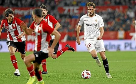 Franco Vázquez conduce el balón rodeado de jugadores del Athletic. Franco Vázquez conduce el balón rodeado de jugadores del Athletic.