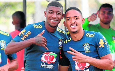 Emerson Leite (a la izquierda) posa junto a Vitinho, su ´rival´ por el puesto de lateral derecho de Brasil. Emerson Leite (a la izquierda) posa junto a Vitinho, su ´rival´ por el puesto de lateral derecho de Brasil.