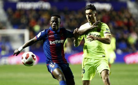 Partido de ida de octavos de la Copa del Rey entre el Levante y el Barcelona. En la imagen, Boateng y Chumi. Partido de ida de octavos de la Copa del Rey entre el Levante y el Barcelona. En la imagen, Boateng y Chumi.