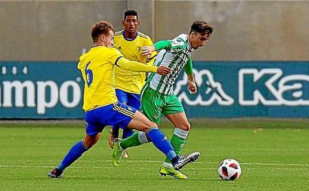 Lance del encuentro disputado esta tarde en la Ciudad Deportiva Luis del Sol. Lance del encuentro disputado esta tarde en la Ciudad Deportiva Luis del Sol.