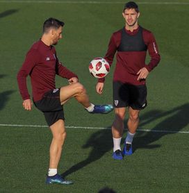 Aduriz y Raúl García siguen entrenando aparte Aduriz y Raúl García siguen entrenando aparte