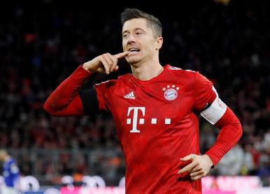 El Bayern derrota al Schalke y se pone a cinco puntos del Dortmund El Bayern derrota al Schalke y se pone a cinco puntos del Dortmund