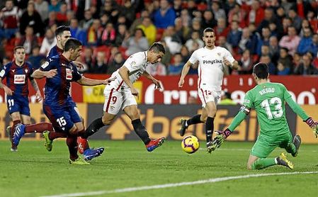 Ben Yedder define ante Riesgo para hacer el 1-2 en el minuto 88. Ben Yedder define ante Riesgo para hacer el 1-2 en el minuto 88.