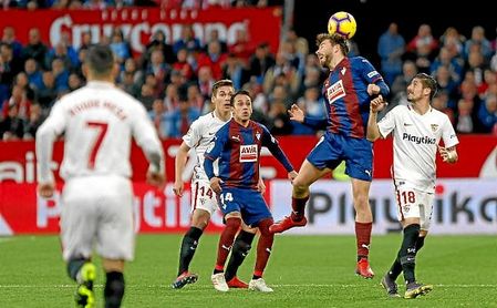 Lance del partido entre el Sevilla y el Eibar en el Sánchez-Pizjuán. Lance del partido entre el Sevilla y el Eibar en el Sánchez-Pizjuán.