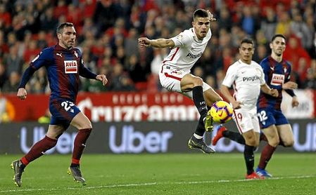André Silva intenta controlar un balón dentro del área. André Silva intenta controlar un balón dentro del área.