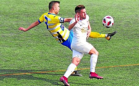 El partido tuvo mucha intensidad, tal como demuestran Feito y Javi Medina en esta disputa. El partido tuvo mucha intensidad, tal como demuestran Feito y Javi Medina en esta disputa.