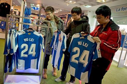 Wu Lei ya es el jugador del Espanyol que más camisetas vende Wu Lei ya es el jugador del Espanyol que más camisetas vende