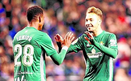 Imagen del debut de Junior Firpo con la camiseta del primer equipo, en un Deportivo-Betis en Riazor donde dio la asistencia del gol del triunfo a Loren. Imagen del debut de Junior Firpo con la camiseta del primer equipo, en un Deportivo-Betis en Riazor donde dio la asistencia del gol del triunfo a Loren.