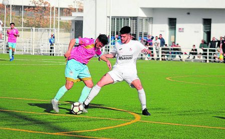 Pipi conduce el esférico ante la presión de Javi Lozano en el derbi disputado ayer. Pipi conduce el esférico ante la presión de Javi Lozano en el derbi disputado ayer.