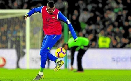 El brasileño, ´matando el gusanillo´ en el descanso ante el Alavés. El brasileño, ´matando el gusanillo´ en el descanso ante el Alavés.