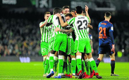 Dejó escapar un 2-0 a favor, pero el Betis, pese al empate, sigue vivo en la Copa del Rey. Dejó escapar un 2-0 a favor, pero el Betis, pese al empate, sigue vivo en la Copa del Rey.
