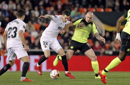 1-0. El Valencia aprovechó su superioridad numérica para clasificarse 1-0. El Valencia aprovechó su superioridad numérica para clasificarse