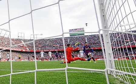 Messi, demasiado solo siempre, levantó el partido para el Barça. Messi, demasiado solo siempre, levantó el partido para el Barça.